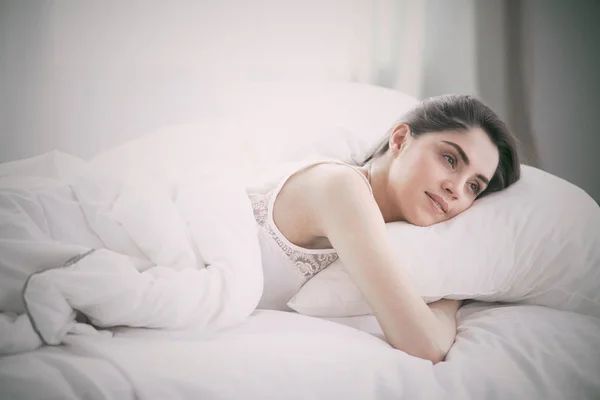Belle jeune femme se prélassant au lit le matin. Magnifique — Photo