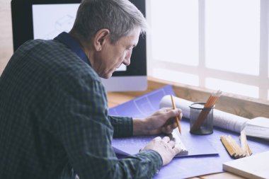 Dizüstü bilgisayarda çalışan ve Proje çizimi mühendis marangoz