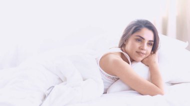 güzel genç kadın yatakta sabah tadını çıkarma. Güzel