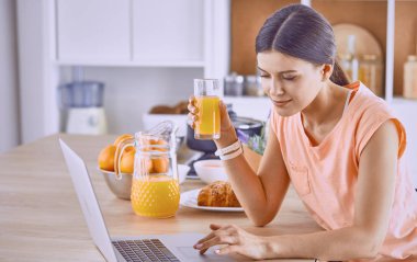 Cep telefonu görünümlü ve cam tutan gülümseyen güzel kadın