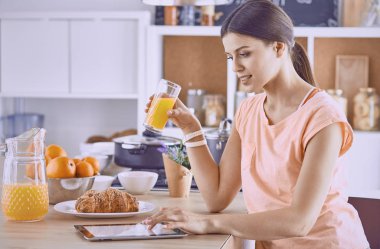 Cep telefonu görünümlü ve cam tutan gülümseyen güzel kadın