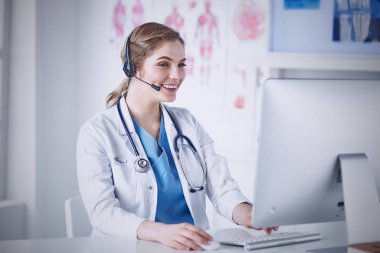 Ofiste kulaklık mutlu gülümseyen genç doktor Portresi