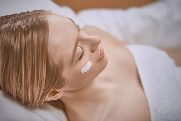 Belle jeune femme dans le salon cosmétique gros plan — Photo