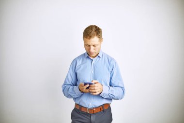 Elinde akıllı telefon olan bir iş adamı.