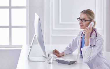 Ofiste kulaklık mutlu gülümseyen genç doktor Portresi