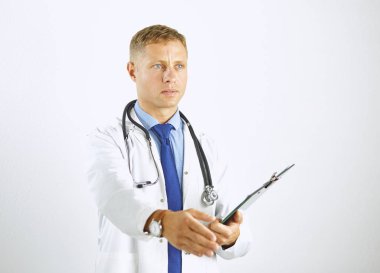 Beyaz önlüklü genç doktor, elinde steteskopla seni selamlıyor.