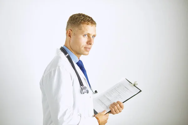Jovem médico confiante em um casaco branco com um estetoscópio — Fotografia de Stock