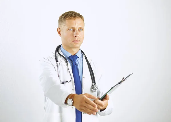 Νεαρός γιατρός με λευκό παλτό και στηθοσκόπιο σας χαιρετά κρατώντας σας — Φωτογραφία Αρχείου