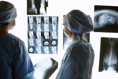 İki kadın kadın tıp doktorları bir hospita x-ışınları bakarak