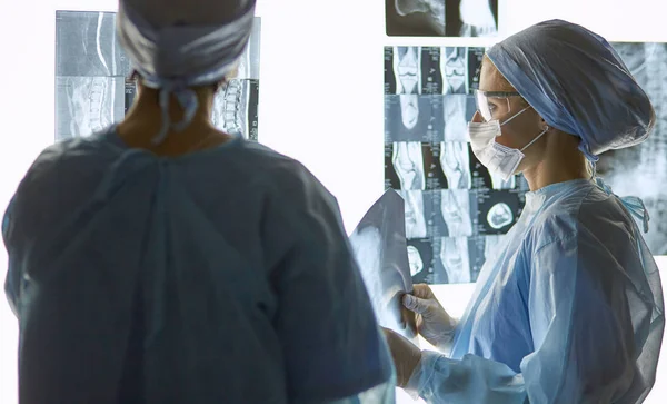 Due donne mediche che guardano i raggi X in un hospita — Foto Stock