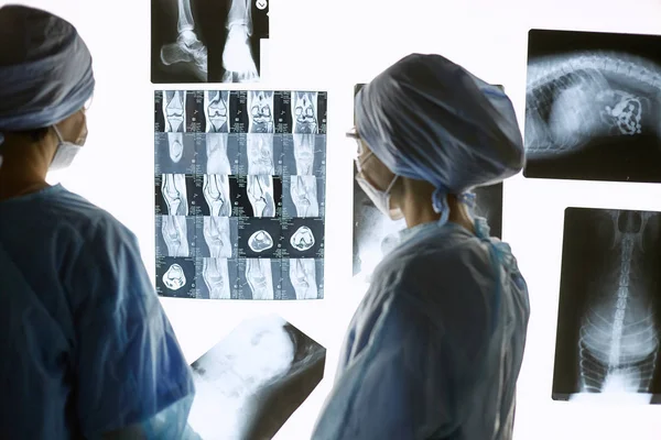 İki kadın kadın tıp doktorları bir hospita x-ışınları bakarak