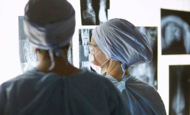 İki kadın kadın tıp doktorları bir hospita x-ışınları bakarak