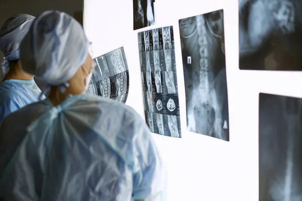 Twee vrouwelijke vrouwen medische artsen kijken naar x-stralen in een VRI — Stockfoto