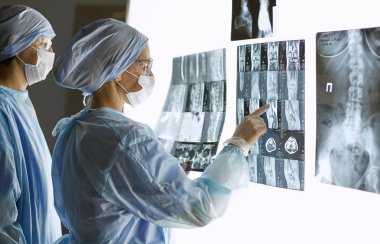 İki kadın kadın tıp doktorları bir hospita x-ışınları bakarak