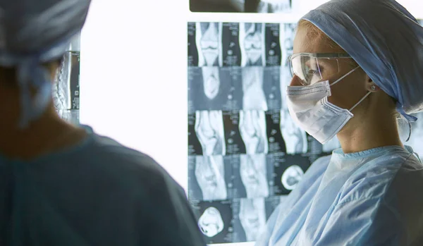 Dvě ženské lékařské lékaři, kteří se dívají na rentgen v hospititě — Stock fotografie
