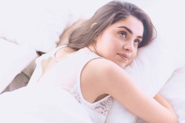 güzel genç kadın yatakta sabah tadını çıkarma. Güzel