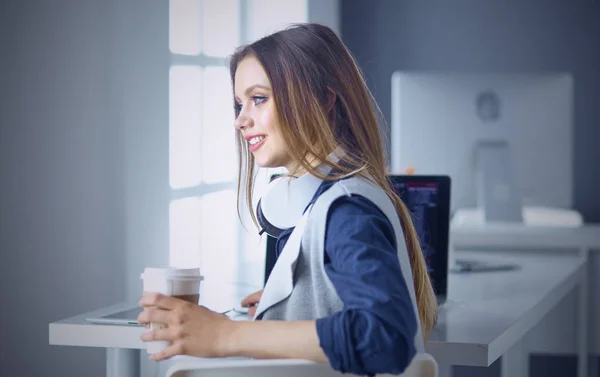 Fejhallgató-fókuszált figyelmes nő ül íróasztal, laptop, — Stock Fotó