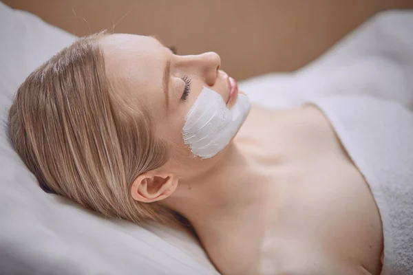 Belle jeune femme dans le salon cosmétique gros plan — Photo