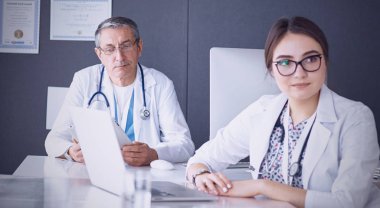 Doktorlar sağlık tartışma toplantı odasına sahip