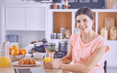 Cep telefonu görünümlü ve cam tutan gülümseyen güzel kadın