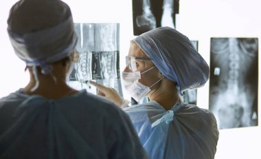 İki kadın kadın tıp doktorları bir hospita x-ışınları bakarak