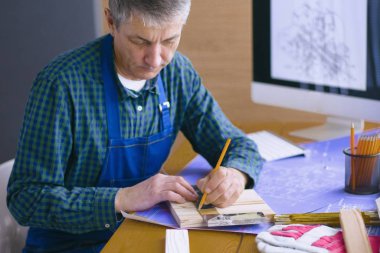 Meslek, doğrama, doğrama ve insanlar kavramı - marangoz