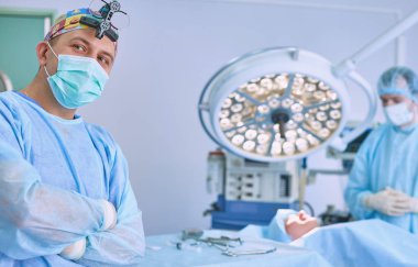 T sırasında ameliyat masasında hasta çevreleyen birkaç doktor