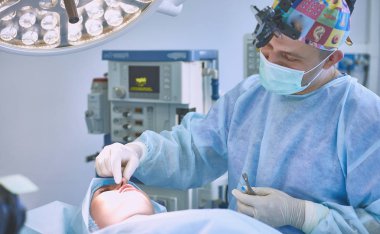 T sırasında ameliyat masasında hasta çevreleyen birkaç doktor