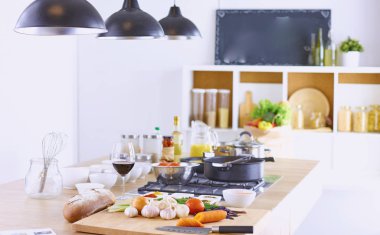 Ahşap tahta ve ta pişirme için malzemeler ile kompozisyon