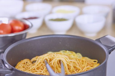 Ahşap tahta ve ta pişirme için malzemeler ile kompozisyon