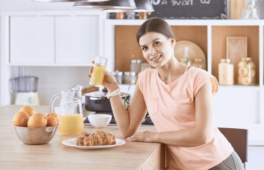 Cep telefonu görünümlü ve cam tutan gülümseyen güzel kadın