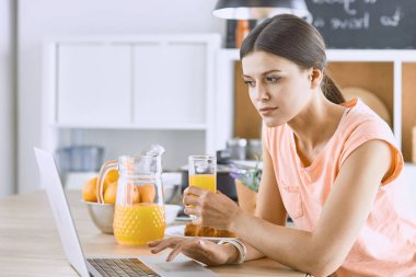 Cep telefonu görünümlü ve cam tutan gülümseyen güzel kadın
