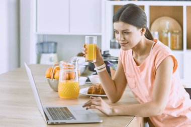 Cep telefonu görünümlü ve cam tutan gülümseyen güzel kadın