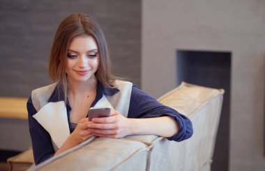 şık bir kanepede oturan güzel kız