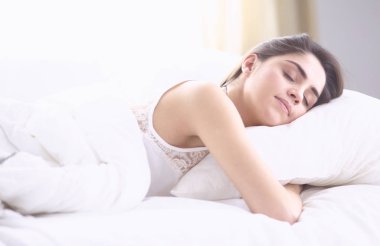 güzel genç kadın yatakta sabah tadını çıkarma. Güzel