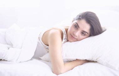 güzel genç kadın yatakta sabah tadını çıkarma. Güzel