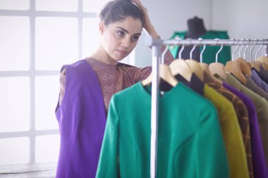 Pano raf tasarımı ile yakın tutan güzel genç stilist