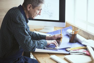 Dizüstü bilgisayarda çalışan ve Proje çizimi mühendis marangoz