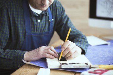 Meslek, doğrama, doğrama ve insanlar kavramı - marangoz