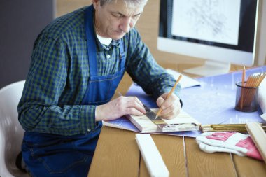 Meslek, doğrama, doğrama ve insanlar kavramı - marangoz