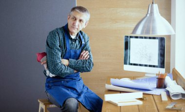 Meslek, doğrama, doğrama ve insanlar kavramı - marangoz