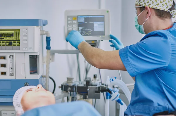 Plusieurs médecins entourant le patient sur la table d'opération pendant t — Photo