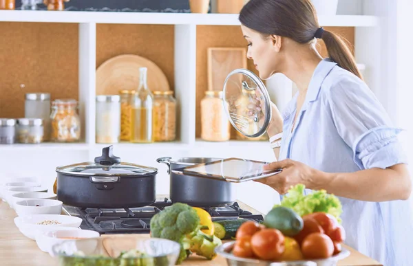 Una joven prepara comida en la cocina. Comida saludable - vege — Foto de Stock