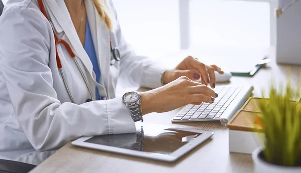 Jovem médico leva paciente no escritório — Fotografia de Stock