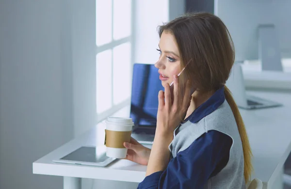 Konzentriert aufmerksame Frau mit Kopfhörern sitzt am Schreibtisch mit Laptop, — Stockfoto