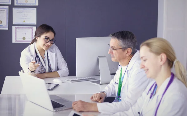 Medici che fanno una discussione medica in una sala riunioni — Foto Stock