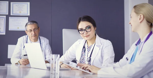 Medici che fanno una discussione medica in una sala riunioni — Foto Stock