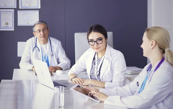 Médicos tendo uma discussão médica em uma sala de reuniões — Fotografia de Stock