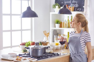 güzel bir kadın mutfakta şarap kırmızı içme