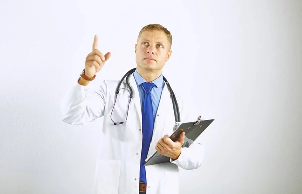 Молодой уверенный доктор в белом халате со стетоскопом — стоковое фото